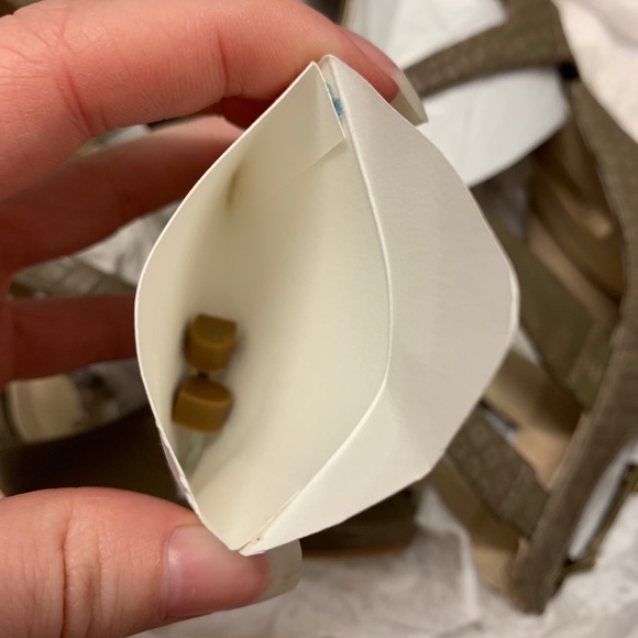 BNIB✨ GUESS Strappy Leather Heels Size 6.5 - Picture 10 of 13